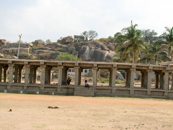 Belle architecture de colonnes de ruines antiques de temple à Hampi — Photo