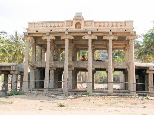 Bela arquitetura de colunas de ruínas antigas de templo em Hampi — Fotografia de Stock