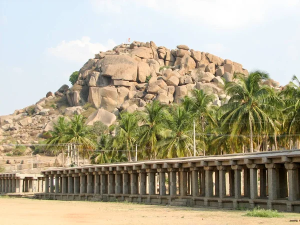 Paesaggio con pietre nella città antica Hampi — Foto Stock