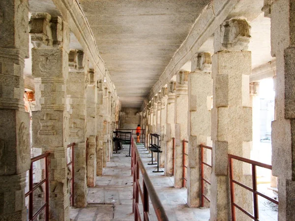 Hermosa arquitectura de columnas de ruinas antiguas del templo en Hampi —  Fotos de Stock