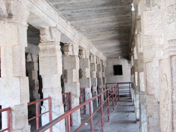 Bela arquitetura de colunas de ruínas antigas de templo em Hampi — Fotografia de Stock