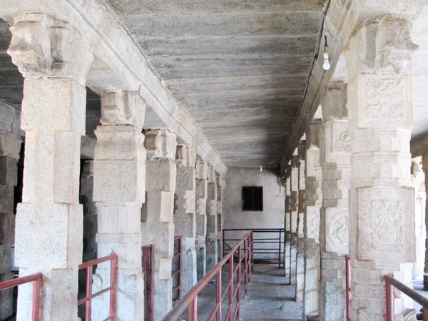 Hermosa arquitectura de columnas de ruinas antiguas del templo en Hampi —  Fotos de Stock