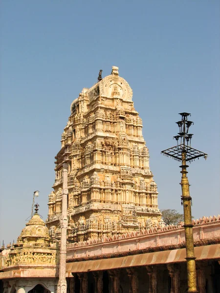 Templo de Virupaksha, situado nas ruínas da antiga cidade de Vijayanagar em Hampi, Índia . — Fotografia de Stock