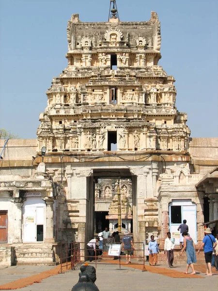 Templo Virupaksha, situado en las ruinas de la antigua ciudad de Vijayanagar en Hampi, India . — Foto de Stock