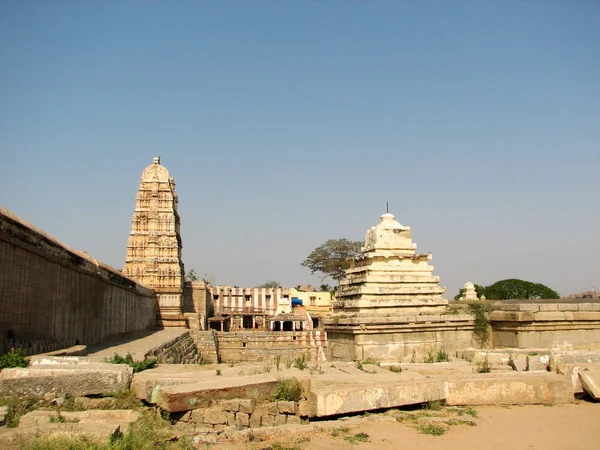 Virupaksha-Tempel in den Ruinen der antiken Stadt vijayanagar in Hampi, Indien. — Stockfoto