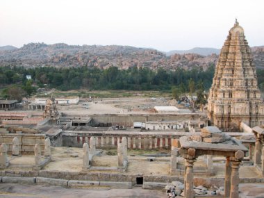 Resul Tapınağı, antik kentin Vijayanagar Hampi, Hindistan kalıntıları bulunmaktadır.