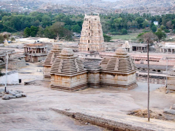 Tempio Virupaksha, situato nelle rovine dell'antica città di Vijayanagar a Hampi, India . — Foto Stock