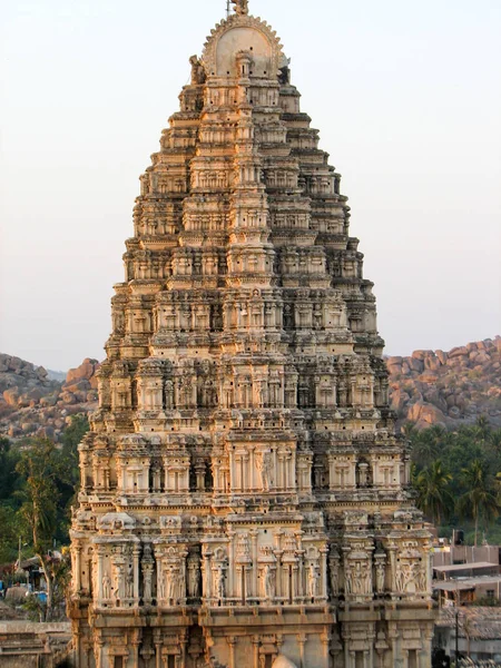 Virupaksha tempel, gelegen in de ruïnes van de oude stad Vijayanagar bij Hampi, India. — Stockfoto