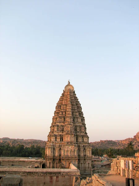 Virupaksha-Tempel in den Ruinen der antiken Stadt vijayanagar in Hampi, Indien. — Stockfoto