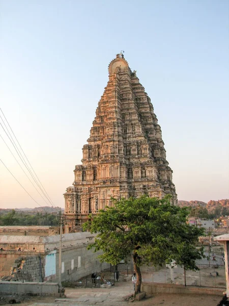 Virupaksha-Tempel in den Ruinen der antiken Stadt vijayanagar in Hampi, Indien. — Stockfoto