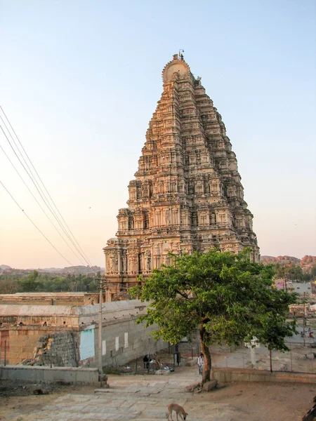 Templo de Virupaksha, situado nas ruínas da antiga cidade de Vijayanagar em Hampi, Índia . — Fotografia de Stock