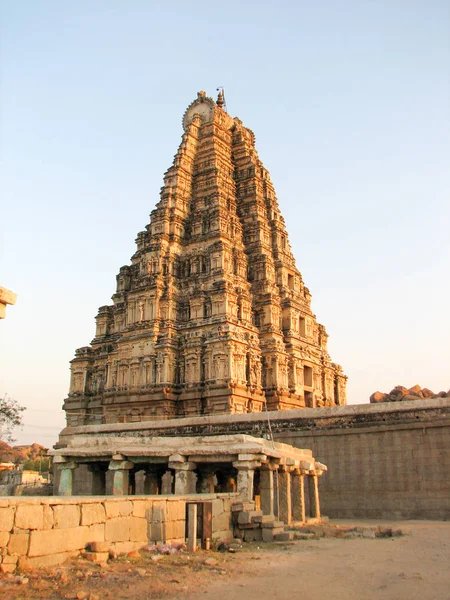 Templo de Virupaksha, situado nas ruínas da antiga cidade de Vijayanagar em Hampi, Índia . — Fotografia de Stock