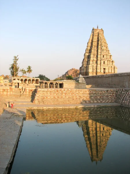 Virupaksha-Tempel in den Ruinen der antiken Stadt vijayanagar in Hampi, Indien. — Stockfoto