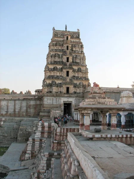 Virupaksha tempel, gelegen in de ruïnes van de oude stad Vijayanagar bij Hampi, India. — Stockfoto