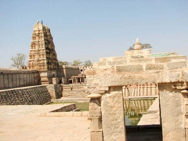 られたヴィルパカシャ寺院、古代都市ハンピ、インドでヴィジャヤナガルの遺跡にあります。. — ストック写真