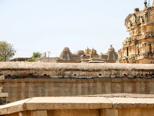 Templo de Virupaksha, situado nas ruínas da antiga cidade de Vijayanagar em Hampi, Índia . — Fotografia de Stock