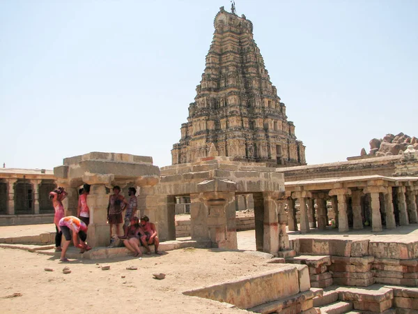 Templo Virupaksha, situado en las ruinas de la antigua ciudad de Vijayanagar en Hampi, India . — Foto de Stock