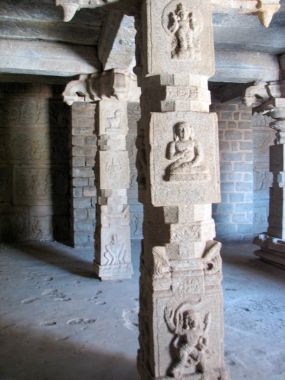 Hampi tapınakta antik kalıntıları mimarisinin güzel sütunlar