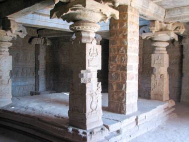 Hampi tapınakta antik kalıntıları mimarisinin güzel sütunlar