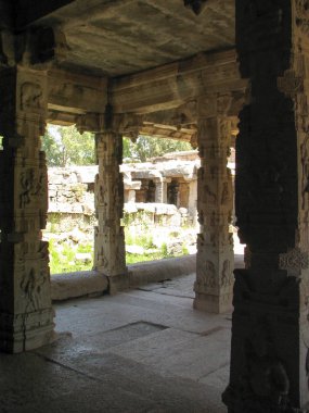 Hampi tapınakta antik kalıntıları mimarisinin güzel sütunlar