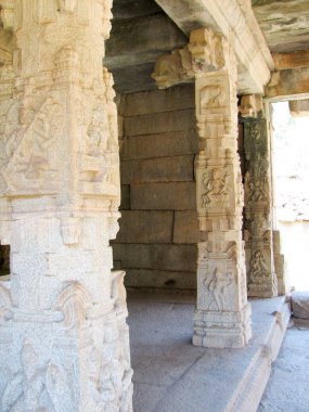 Hampi tapınakta antik kalıntıları mimarisinin güzel sütunlar