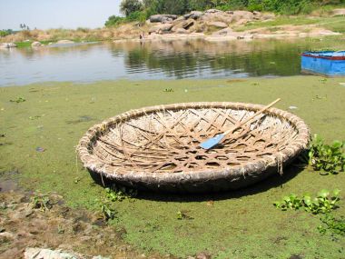 Tungabhadra Nehri üzerinde yuvarlak şekil tekneler
