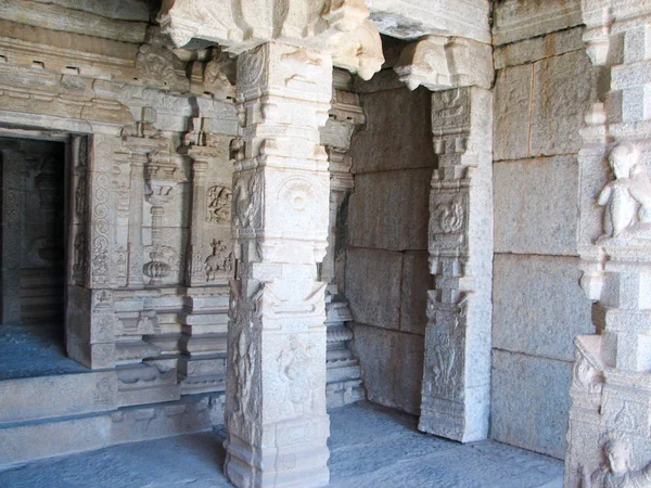 Kolommen van de prachtige architectuur van de oude ruïnes van de tempel in Hampi — Stockfoto