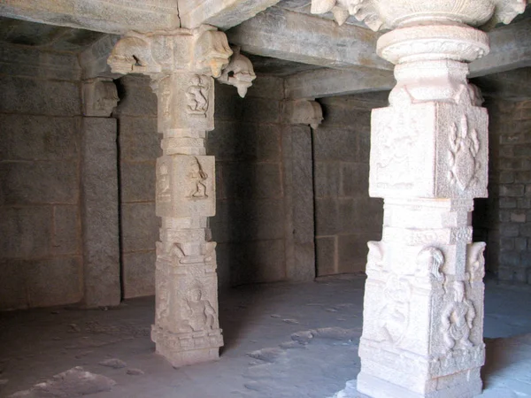 Belle architecture de colonnes de ruines antiques de temple à Hampi — Photo