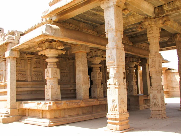 Hermosa arquitectura de columnas de ruinas antiguas del templo en Hampi —  Fotos de Stock