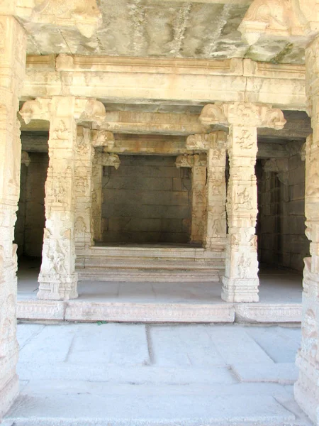 Hermosa arquitectura de columnas de ruinas antiguas del templo en Hampi —  Fotos de Stock