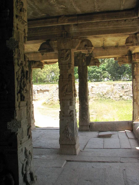 Hermosa arquitectura de columnas de ruinas antiguas del templo en Hampi —  Fotos de Stock