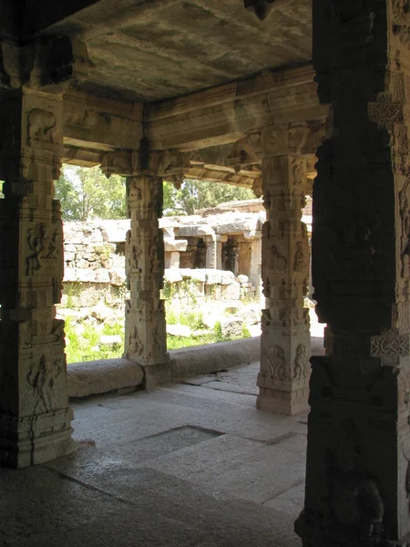 Belle architecture de colonnes de ruines antiques de temple à Hampi — Photo