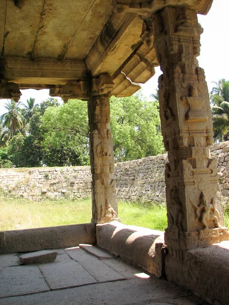 Bela arquitetura de colunas de ruínas antigas de templo em Hampi — Fotografia de Stock