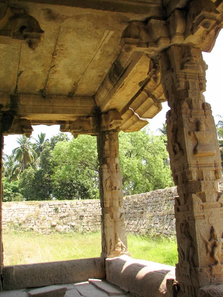 ハンピの寺院の古代遺跡の美しい列アーキテクチャ — ストック写真