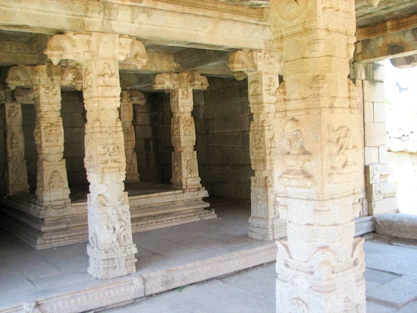 Hermosa arquitectura de columnas de ruinas antiguas del templo en Hampi —  Fotos de Stock