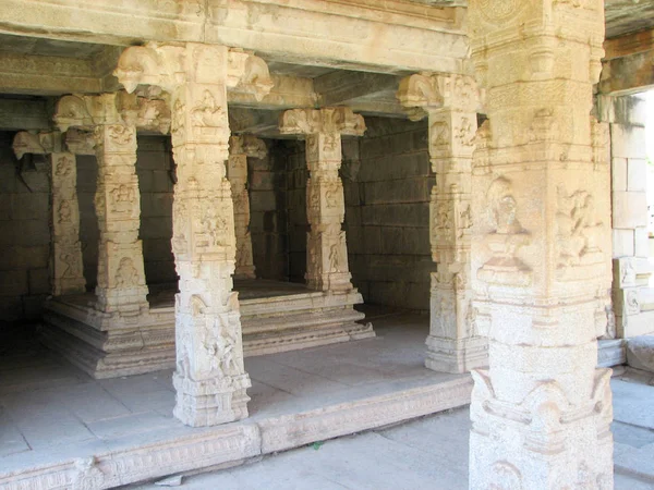 Belle colonne architettura di antiche rovine del tempio in Hampi — Foto Stock