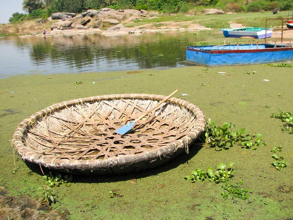 Ronde vorm boten op de Tungabhadra rivier — Stockfoto