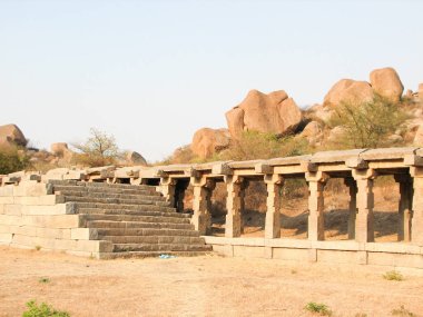 Hampi Hemakuta Tepesi'nde antik kalıntılar görünümünü,