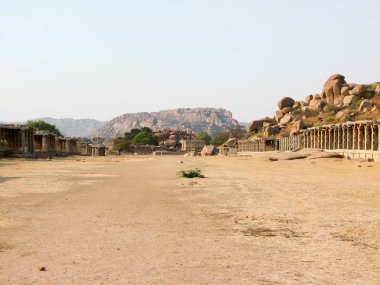 Hampi Hemakuta Tepesi'nde antik kalıntılar görünümünü,