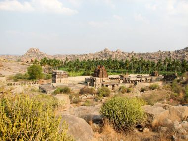 Hampi Hemakuta Tepesi'nde antik kalıntılar görünümünü,