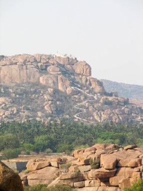 Hampi Hemakuta Tepesi'nde antik kalıntılar görünümünü,