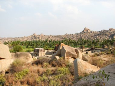Hampi Hemakuta Tepesi'nde antik kalıntılar görünümünü,