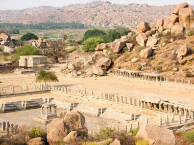 Hampi Hemakuta Tepesi'nde antik kalıntılar görünümünü,