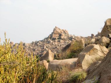 Hampi Hemakuta Tepesi'nde antik kalıntılar görünümünü,
