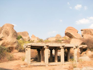 Hampi Hemakuta Tepesi'nde antik kalıntılar görünümünü,