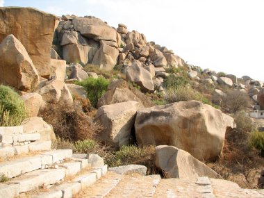 Hampi Hemakuta Tepesi'nde antik kalıntılar görünümünü,