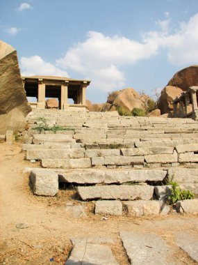 Hampi Hemakuta Tepesi'nde antik kalıntılar görünümünü,