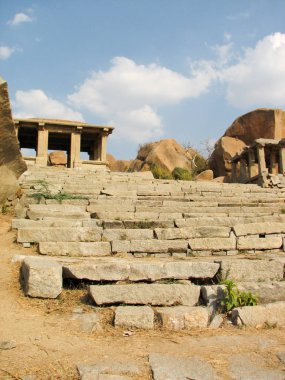 Hampi Hemakuta Tepesi'nde antik kalıntılar görünümünü,