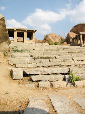 Hampi Hemakuta Tepesi'nde antik kalıntılar görünümünü,