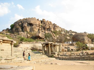 Hampi Hemakuta Tepesi'nde antik kalıntılar görünümünü,
